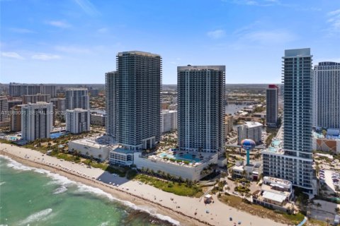 Condo in Hallandale Beach, Florida, 1 bedroom  № 2050939