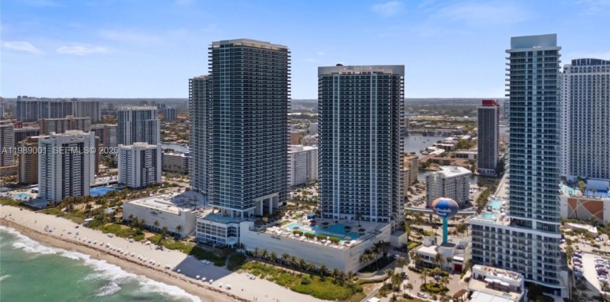 Condo in Hallandale Beach, Florida, 1 bedroom  № 2050939