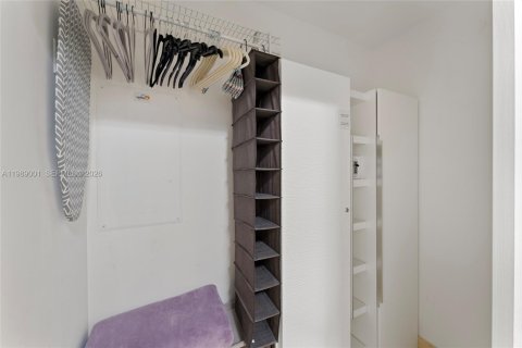 Condo in Hallandale Beach, Florida, 1 bedroom  № 2050939 - photo 16