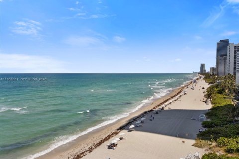 Condo in Hallandale Beach, Florida, 1 bedroom  № 2050939 - photo 24