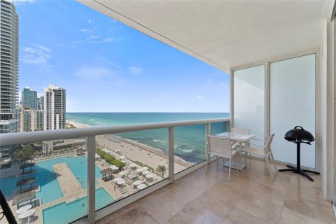 Condo in Hallandale Beach, Florida, 1 bedroom  № 2050939 - photo 12