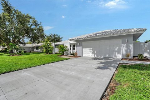 House in Sarasota, Florida 3 bedrooms, 188.87 sq.m. № 1881319 - photo 2