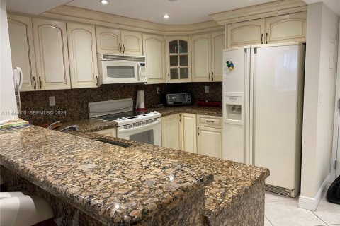 Condo in Miami Beach, Florida, 2 bedrooms  № 2055635 - photo 2