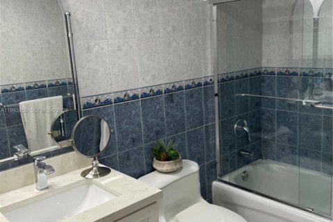 Condo in Miami Beach, Florida, 2 bedrooms  № 2055635 - photo 8