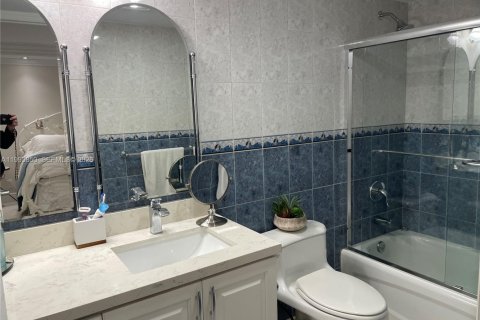 Condo in Miami Beach, Florida, 2 bedrooms  № 2055635 - photo 9