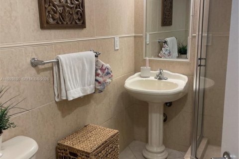 Condo in Miami Beach, Florida, 2 bedrooms  № 2055635 - photo 12