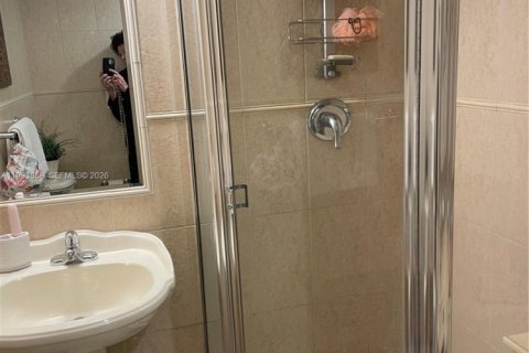 Condo in Miami Beach, Florida, 2 bedrooms  № 2055635 - photo 13