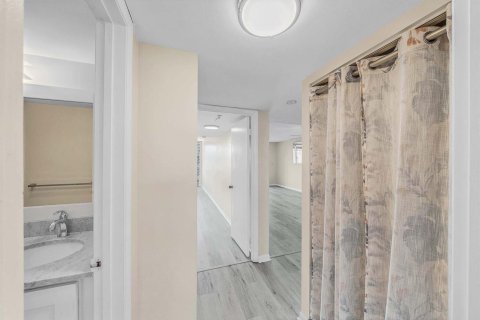 Condo in Pompano Beach, Florida, 2 bedrooms  № 2190895 - photo 28