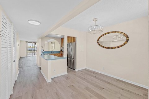 Condo in Pompano Beach, Florida, 2 bedrooms  № 2190895 - photo 18