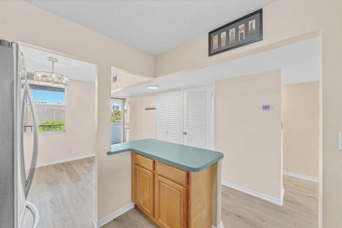 Condo in Pompano Beach, Florida, 2 bedrooms  № 2190895 - photo 16