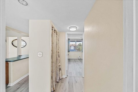 Condo in Pompano Beach, Florida, 2 bedrooms  № 2190895 - photo 27