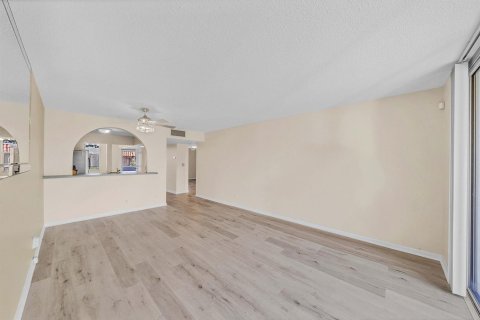 Condo in Pompano Beach, Florida, 2 bedrooms  № 2190895 - photo 21