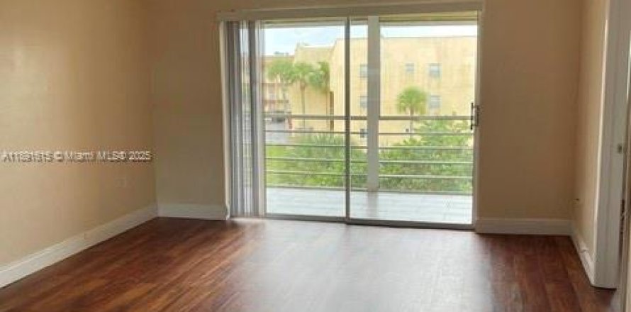 Кондоминиум с 2 спальнями в Санрайз, Флорида № 1944792