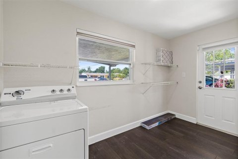 House in Merrit Island, Florida 3 bedrooms, 126.9 sq.m. № 1525382 - photo 4