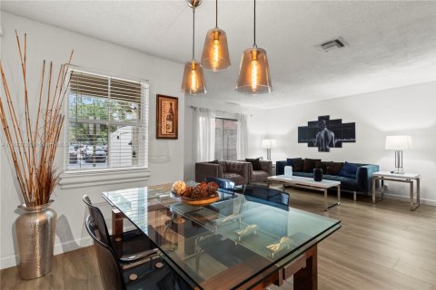 Touwnhouse à vendre à Miramar, Floride: 2 chambres, 107.12 m2 № 1945598 - photo 5