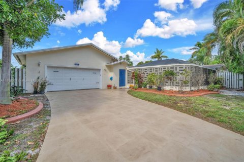 Casa en venta en Hollywood, Florida, 4 dormitorios, 187.85 m2 № 2013671 - foto 2