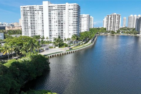 Condo in Aventura, Florida, 2 bedrooms № 1960200 - photo 1