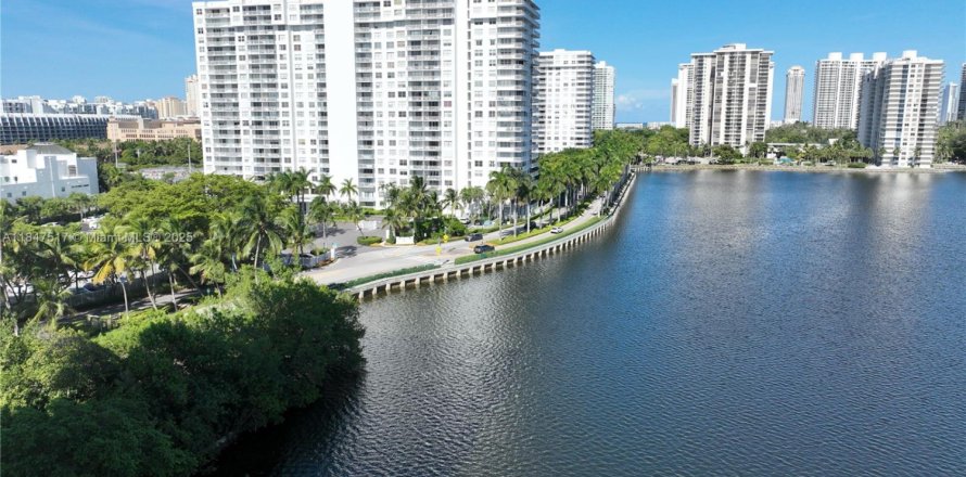 Condo in Aventura, Florida, 2 bedrooms № 1960200