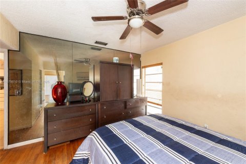 House in Miami, Florida 4 bedrooms, 217.11 sq.m. № 1931907 - photo 11