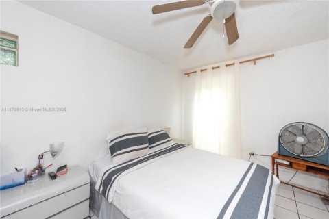 House in Miami, Florida 4 bedrooms, 217.11 sq.m. № 1931907 - photo 19