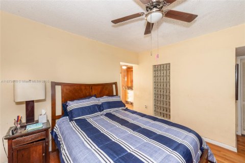 House in Miami, Florida 4 bedrooms, 217.11 sq.m. № 1931907 - photo 10