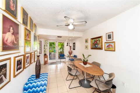House in Miami, Florida 4 bedrooms, 217.11 sq.m. № 1931907 - photo 6