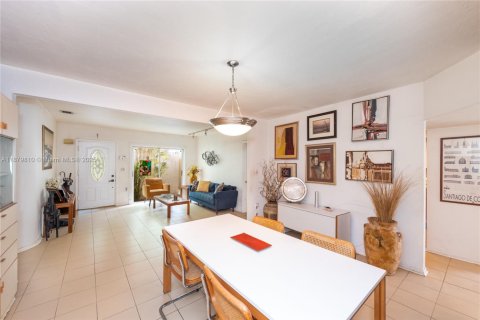 House in Miami, Florida 4 bedrooms, 217.11 sq.m. № 1931907 - photo 5