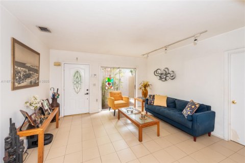 House in Miami, Florida 4 bedrooms, 217.11 sq.m. № 1931907 - photo 3