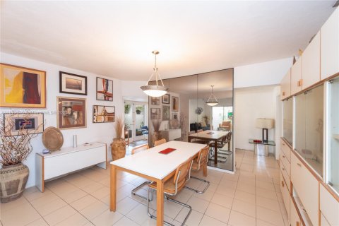 House in Miami, Florida 4 bedrooms, 217.11 sq.m. № 1931907 - photo 4