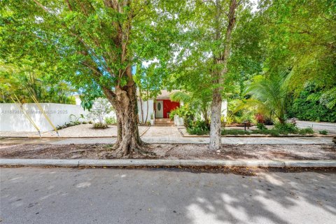 House in Miami, Florida 4 bedrooms, 217.11 sq.m. № 1931907 - photo 1