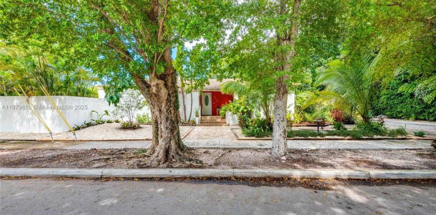 House in Miami, Florida 4 bedrooms, 217.11 sq.m. № 1931907