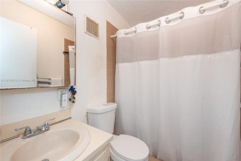 House in Miami, Florida 4 bedrooms, 217.11 sq.m. № 1931907 - photo 20