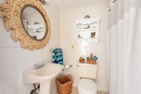 House in Miami, Florida 4 bedrooms, 217.11 sq.m. № 1931907 - photo 24