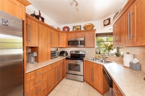 House in Miami, Florida 4 bedrooms, 217.11 sq.m. № 1931907 - photo 7