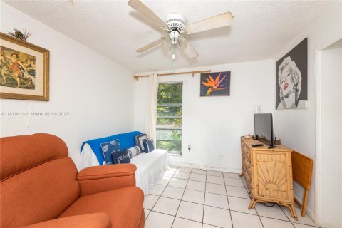 House in Miami, Florida 4 bedrooms, 217.11 sq.m. № 1931907 - photo 17