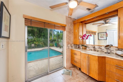 House in Miami, Florida 4 bedrooms, 217.11 sq.m. № 1931907 - photo 12