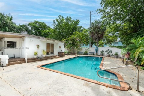 House in Miami, Florida 4 bedrooms, 217.11 sq.m. № 1931907 - photo 21