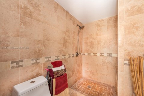 House in Miami, Florida 4 bedrooms, 217.11 sq.m. № 1931907 - photo 13