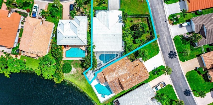 House in Wellington, Florida 3 bedrooms, 149.02 sq.m. № 2176998