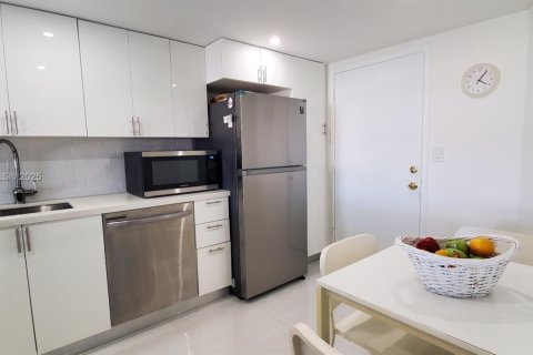 Condo in Miami, Florida, 1 bedroom  № 1943568 - photo 9