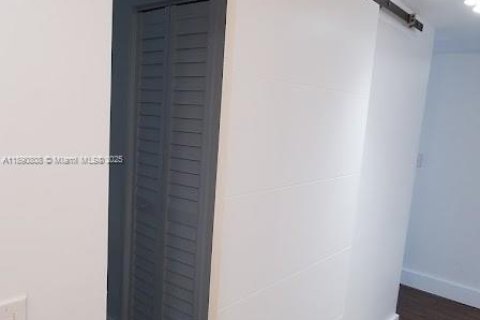 Condo in Miami, Florida, 1 bedroom  № 1943568 - photo 11