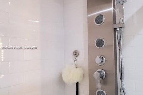 Condo in Miami, Florida, 1 bedroom  № 1943568 - photo 14