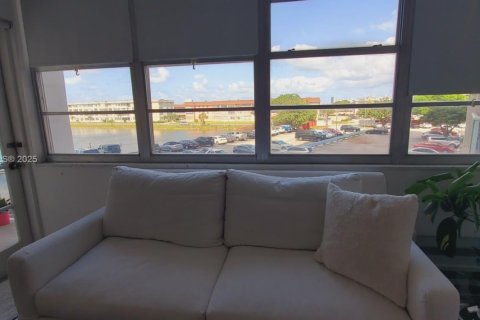 Condo in Miami, Florida, 1 bedroom  № 1943568 - photo 4