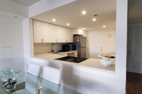 Condo in Miami, Florida, 1 bedroom  № 1943568 - photo 5