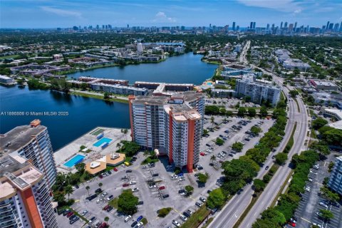 Condo in Miami, Florida, 1 bedroom  № 1943568 - photo 1