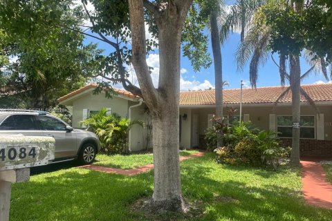 Villa ou maison à louer à Coral Springs, Floride: 3 chambres, 356.56 m2 № 2168677 - photo 4