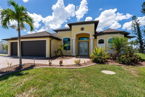 Casa en Port Charlotte, Florida 3 dormitorios, 230.58 m2 № 2345618