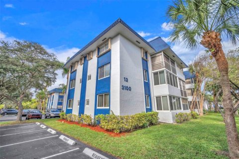 Condo in Margate, Florida, 2 bedrooms  № 1992149 - photo 1