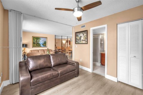 Condo in Pembroke Pines, Florida, 2 bedrooms  № 1939858 - photo 12