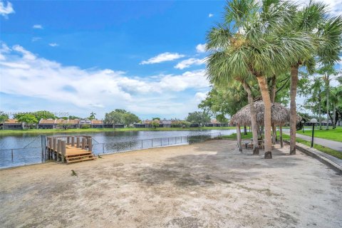 Copropriété à vendre à Pembroke Pines, Floride: 2 chambres, 79.15 m2 № 1939858 - photo 24